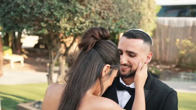 החתן והכלה במפגש ביום החתונה — תמונה מתוך הקליפ